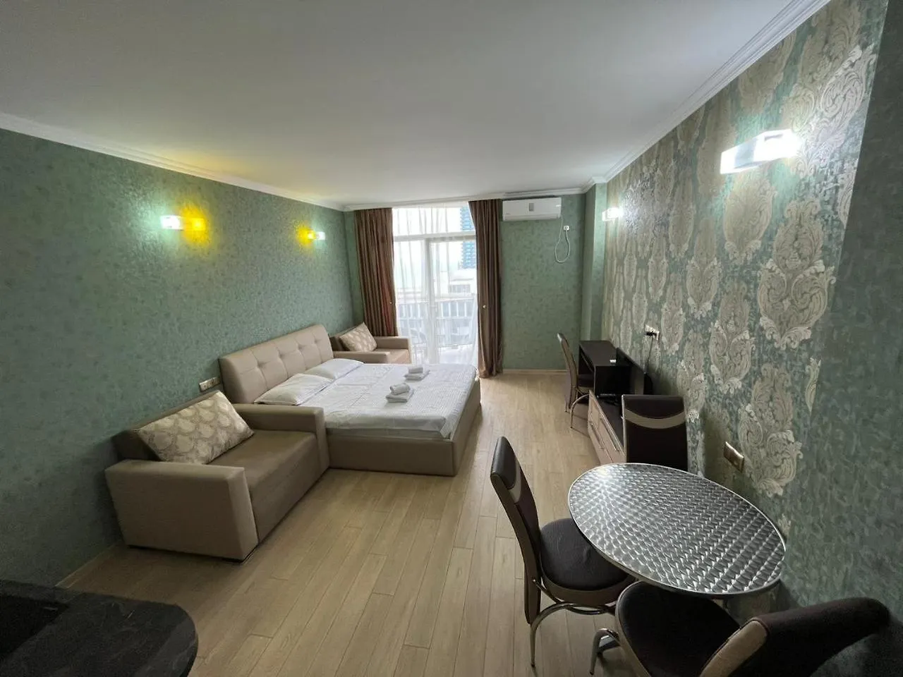 Holiday Lux Tower Batumi 0*,